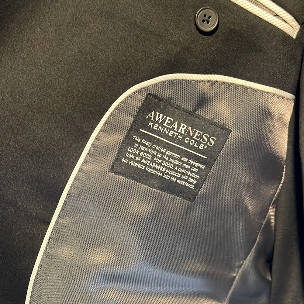 Men’s Kenneth Cole Jacket & Pants Suit.